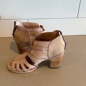 Freebirds Conner Blush Sandals Size 8